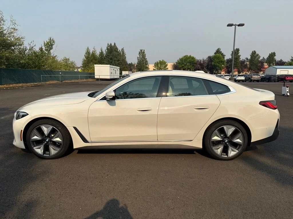 Used 2025 Alpine White BMW xDrive40 image 4