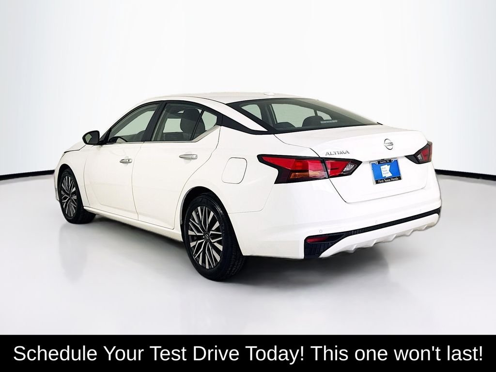 Used 2025 Glacier White Nissan 2.5 SV image 5