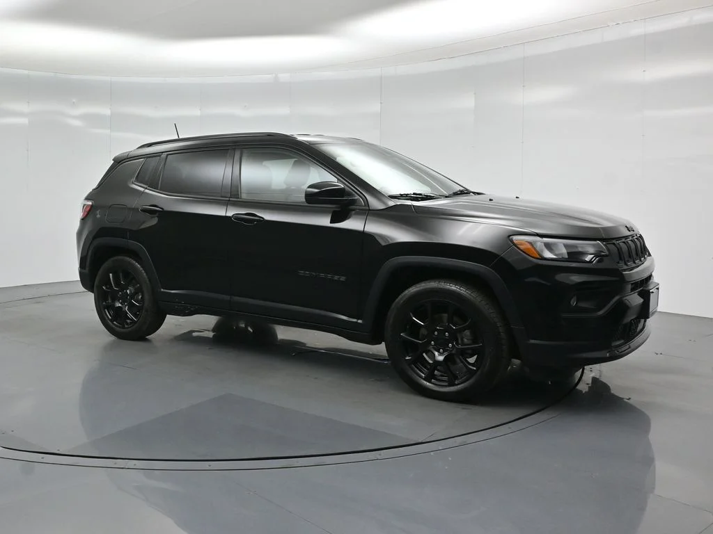 Used 2022 Black Jeep Altitude image 21