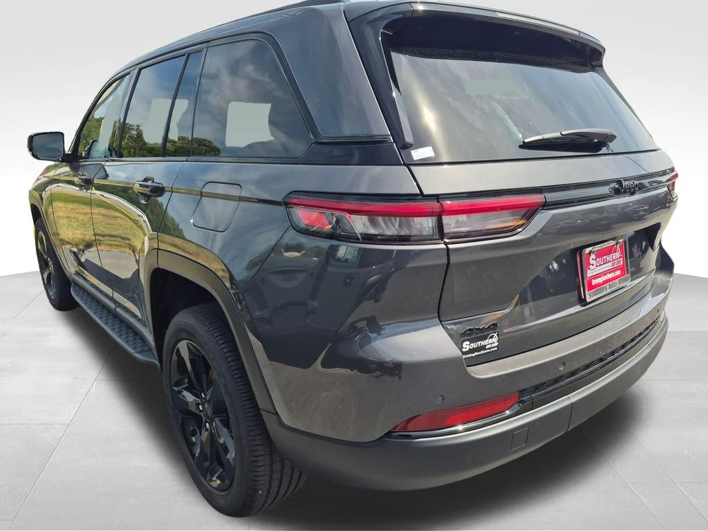 Used 2025 Gray Jeep Altitude X image 4