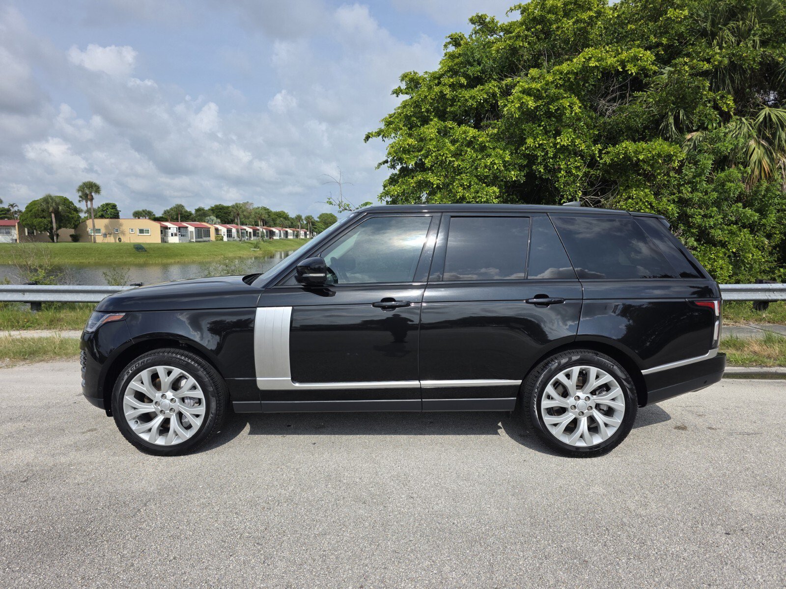 Used 2021 Santorini Black Metallic Land Rover P400 Westminster image 7