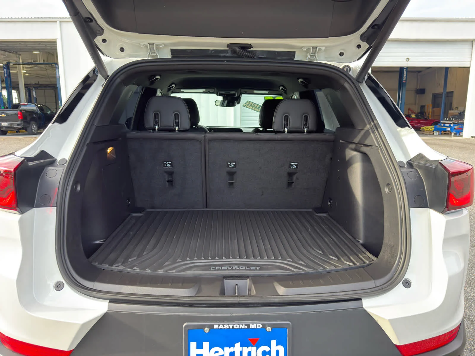 Used 2025 Iridescent Pearl Tricoat Chevrolet ACTIV image 10