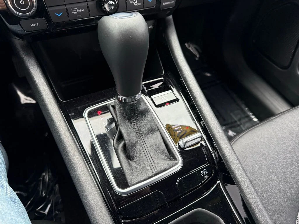 Used 2023 White Jeep Limited image 29