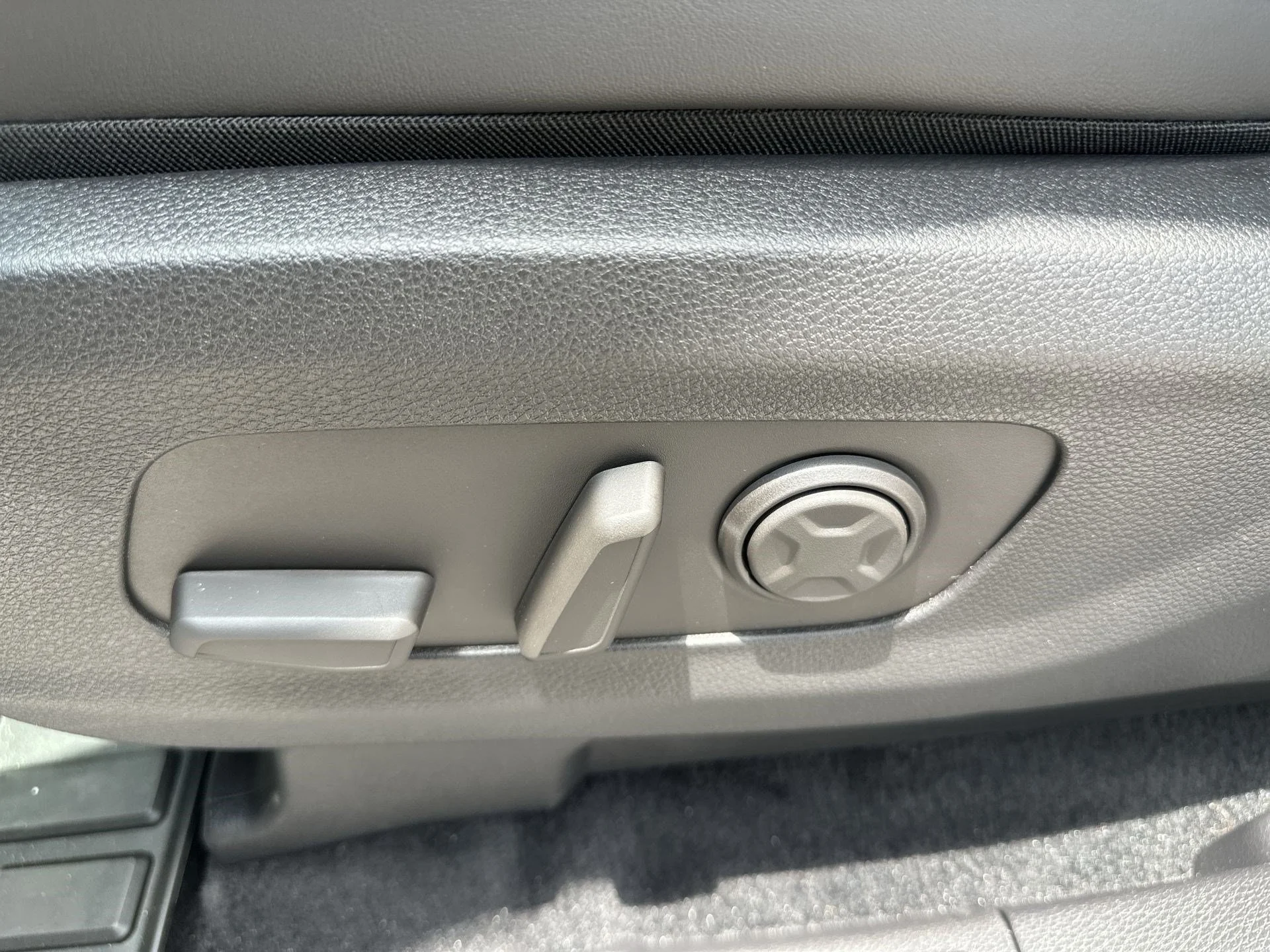 New 2026 Snow White Pearl Kia EX image 16