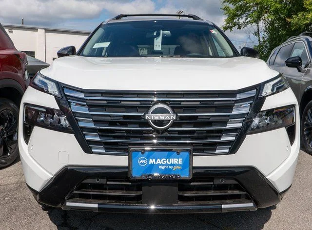 New 2026 Everest White Pearl TriCoat / Super Black Two-tone Nissan Platinum image 2