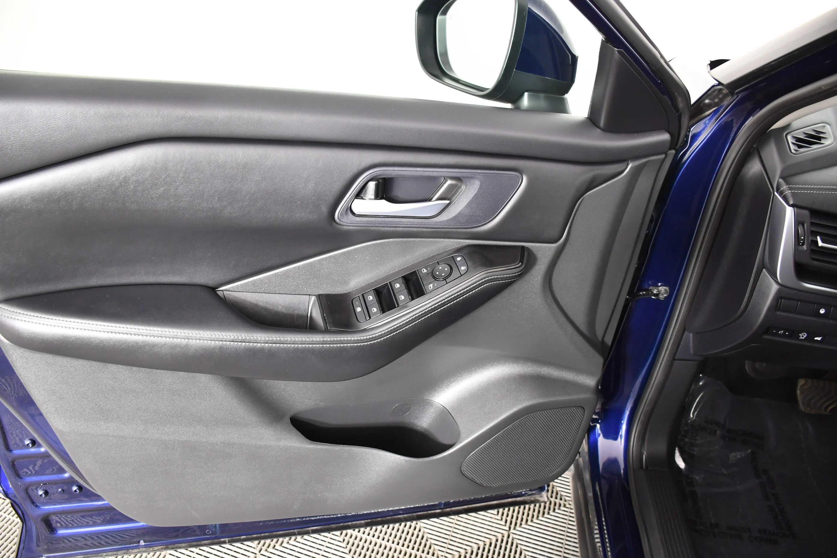 Used 2025 Deep Ocean Blue Pearl Nissan SV image 33