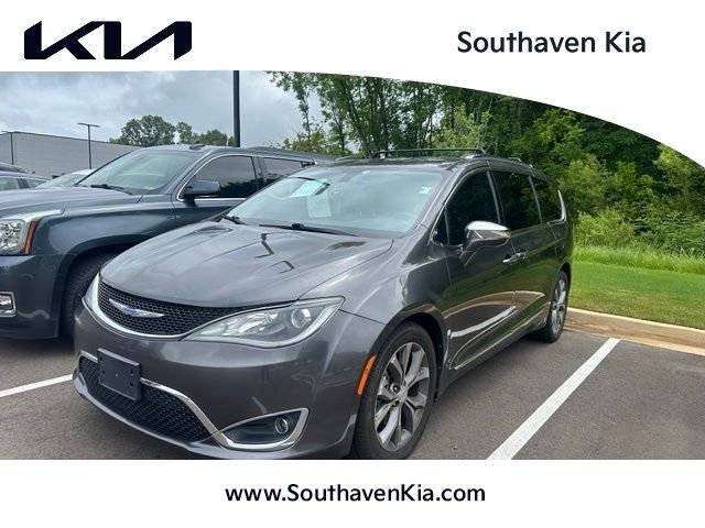 2019 Chrysler Pacifica Limited's photo