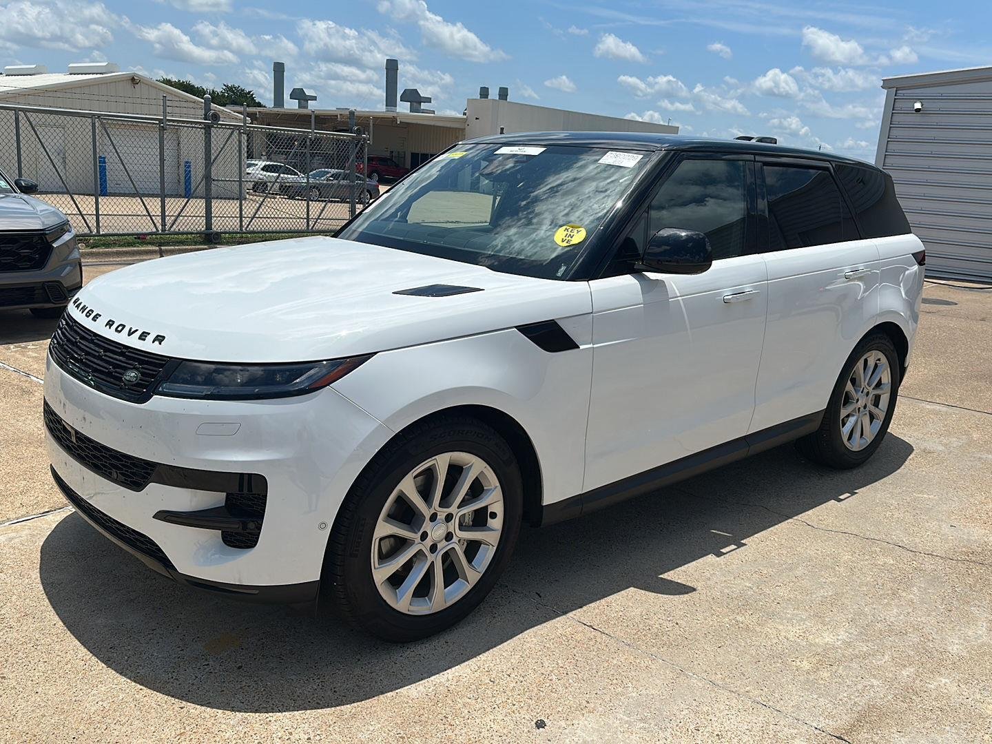Used 2025 Fuji White Land Rover SE image 1