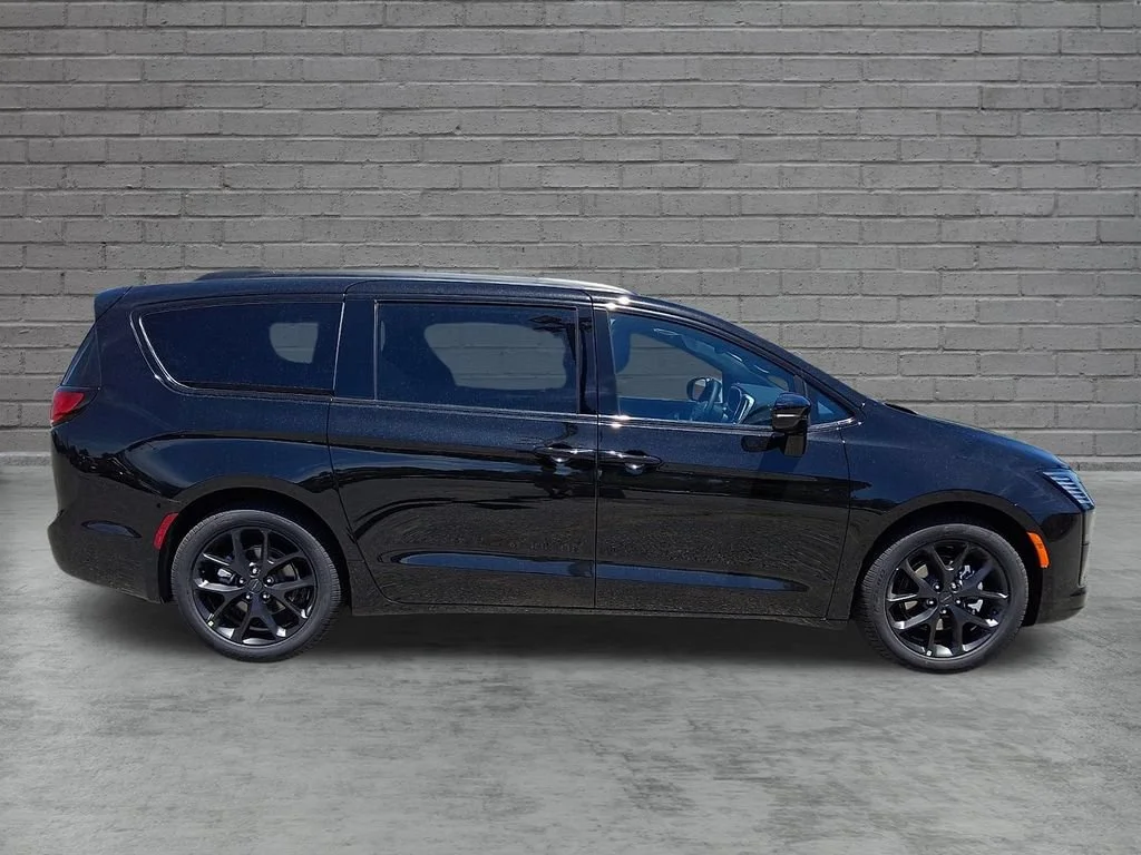 New 2027 Diamond Black Crystal Pearlcoat Chrysler Limited image 9