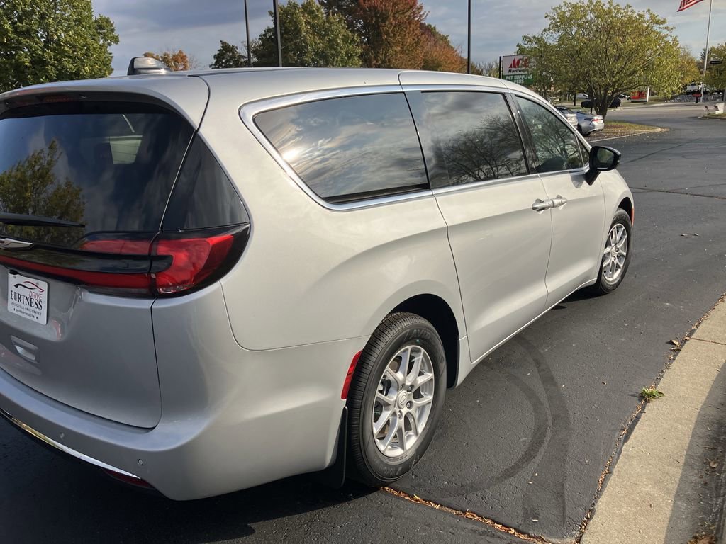 2026 Chrysler Pacifica Select - Photo 9