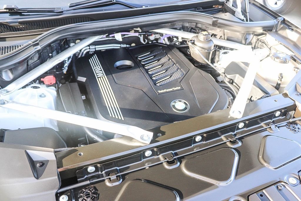 Used 2022 White Metallic BMW xDrive40i image 27