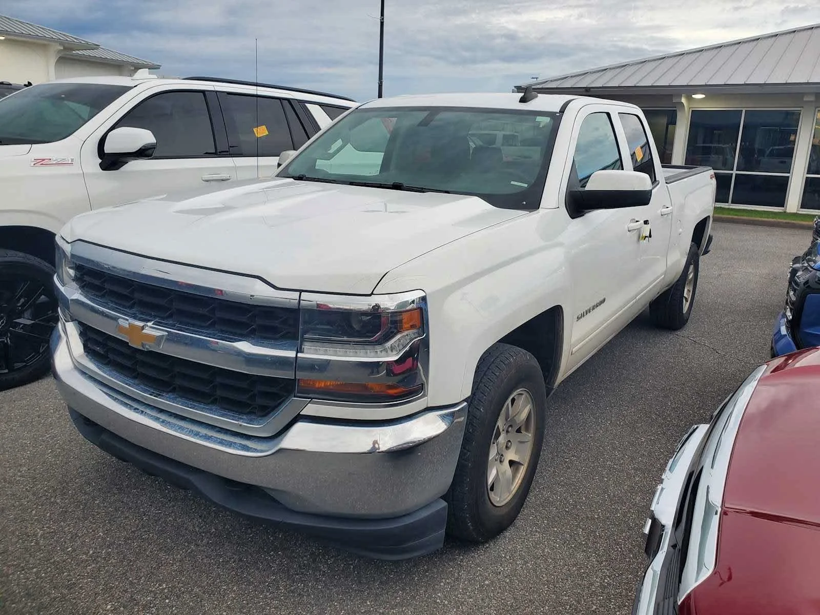Used 2018 SUMMIT WHITE Chevrolet LT image 1