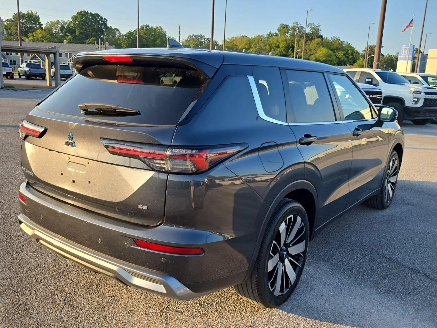 Used 2025  Mitsubishi SE image 3