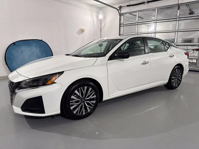 Used 2025 White Nissan 2.5 SV image 3