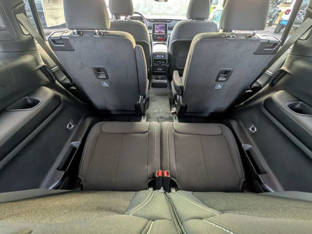 New 2025 White Jeep Laredo image 34