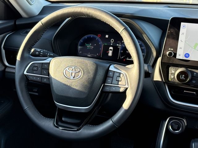 Used 2025 White Toyota Limited image 13