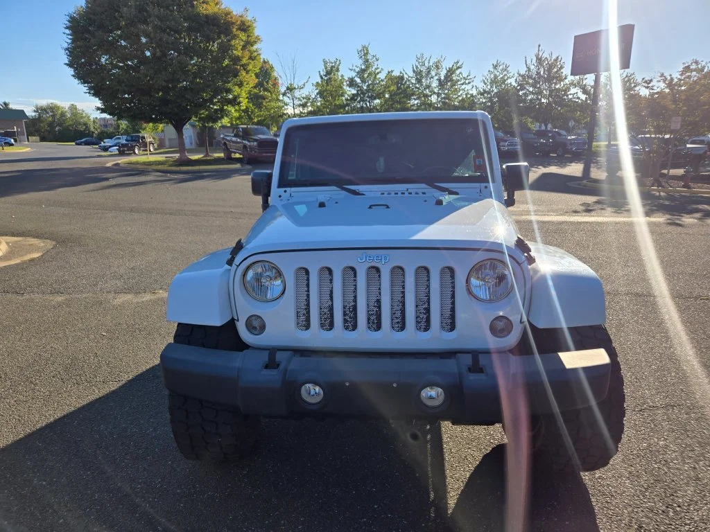 Used 2015 White Jeep Unlimited Rubicon image 2