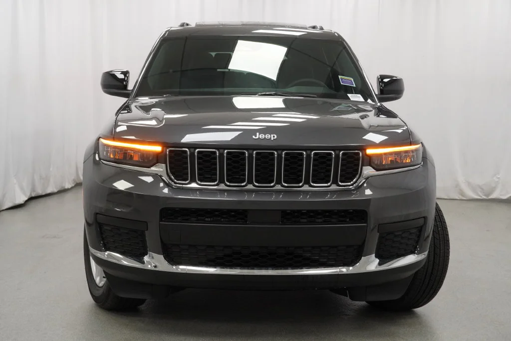 New 2026 Baltic Gray Metallic Clear-Coat Exterior Paint Jeep Laredo X image 10