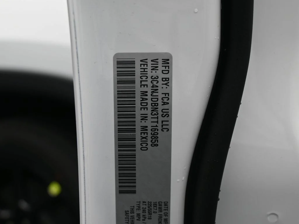 New 2026 Bright White Clear-Coat Exterior Paint Jeep Latitude image 17