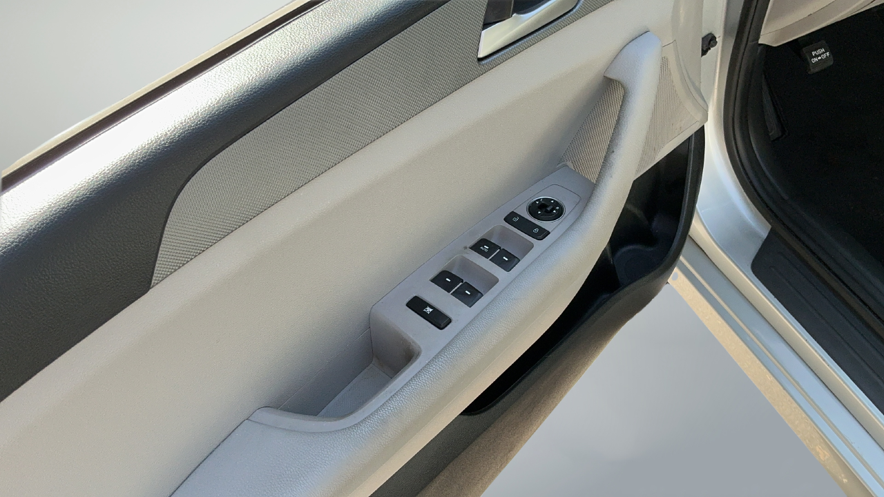 Used 2018 Silver Hyundai SE image 14