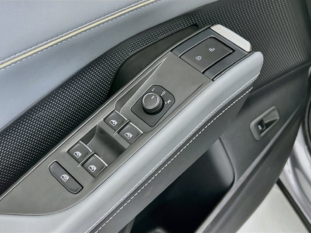 New 2027 Silver Volkswagen SE w/Technology image 21