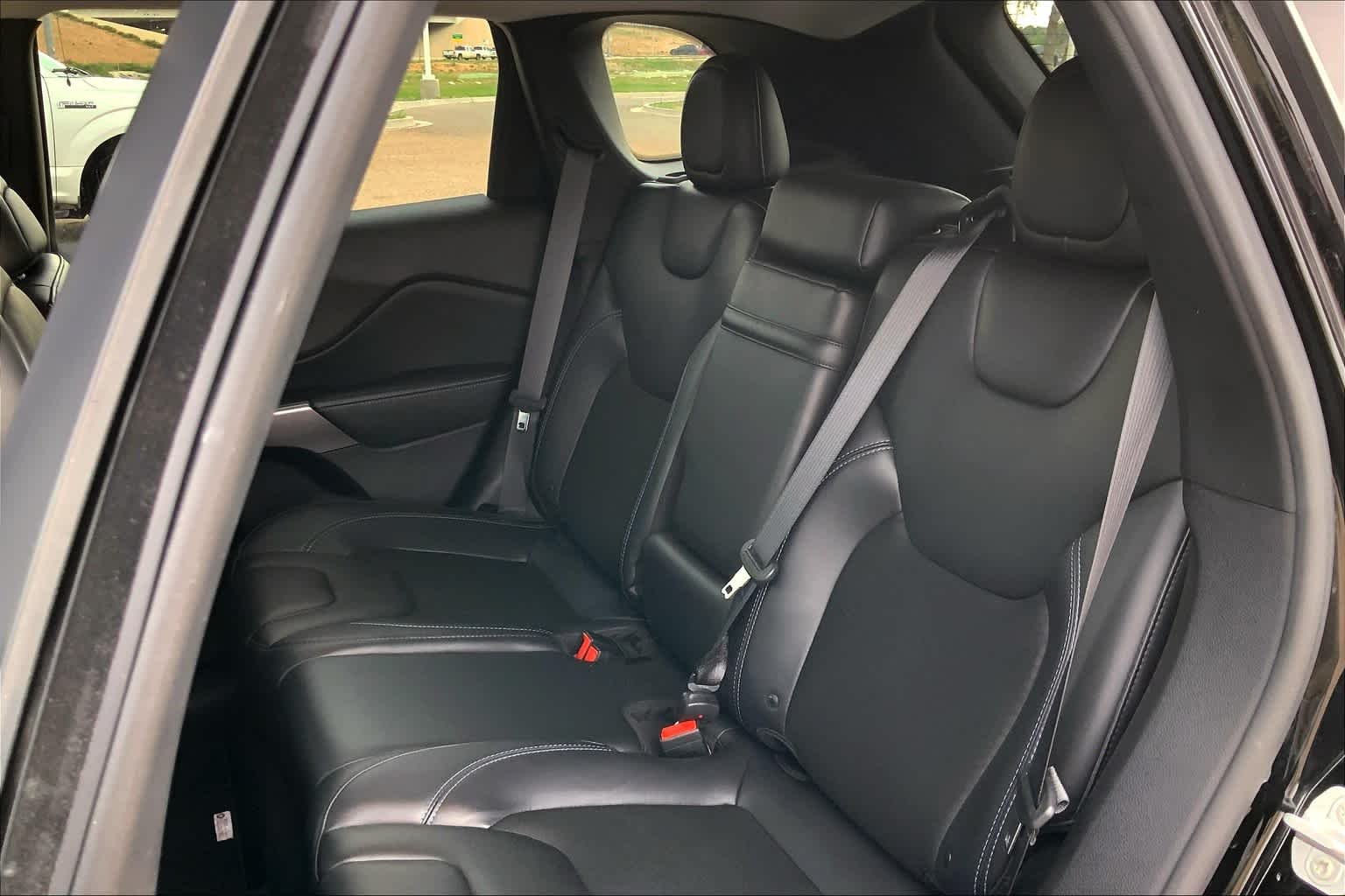 Used 2019 Diamond Black Crystal Pearlcoat Jeep Latitude Plus image 21