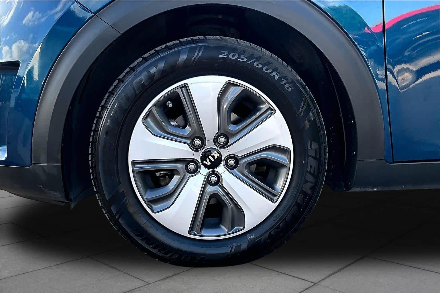 Used 2019 Deep Cerulean Kia LX image 11