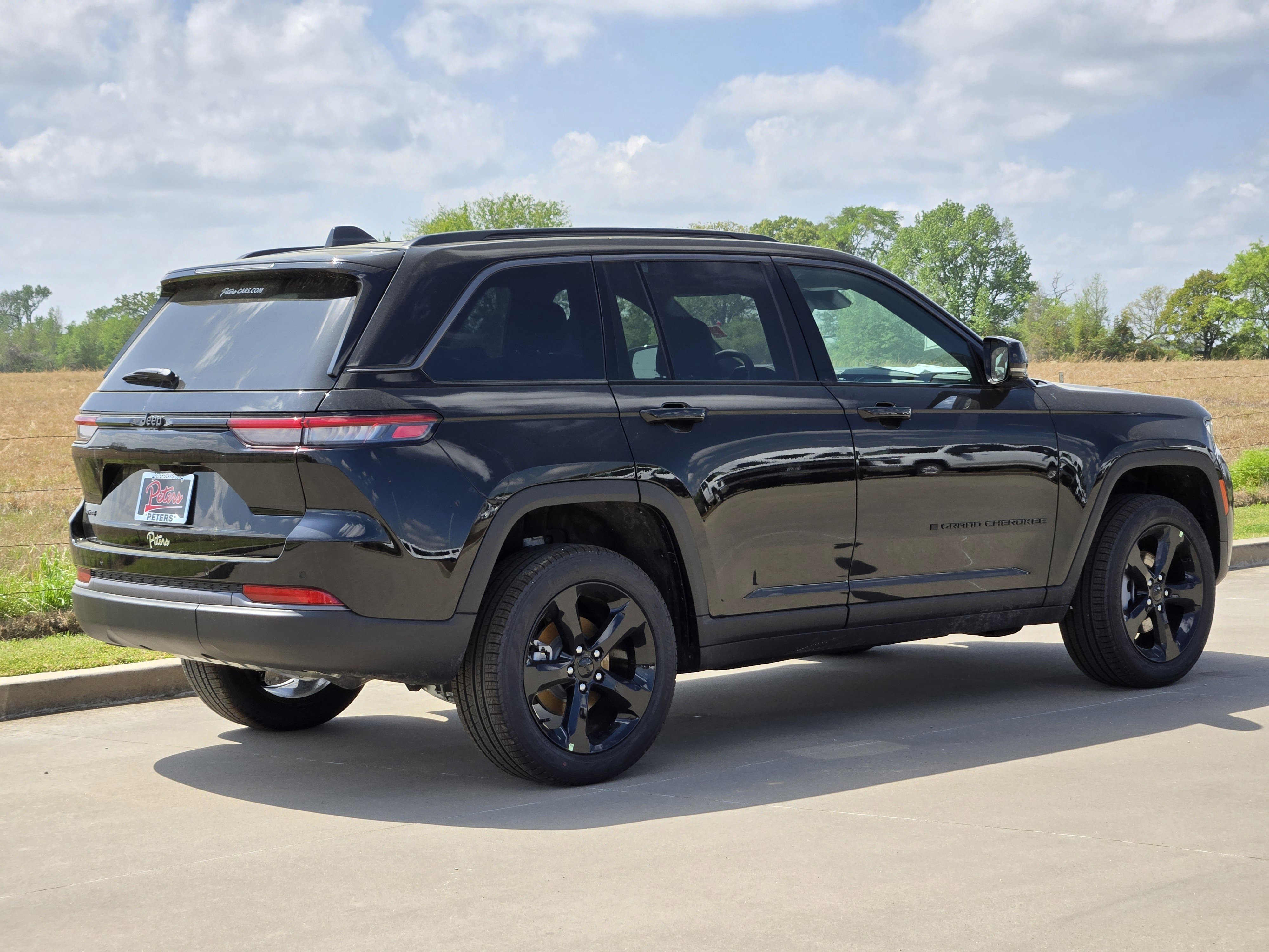 New 2026 Diamond Black Crystal Pearlcoat Jeep Limited image 3
