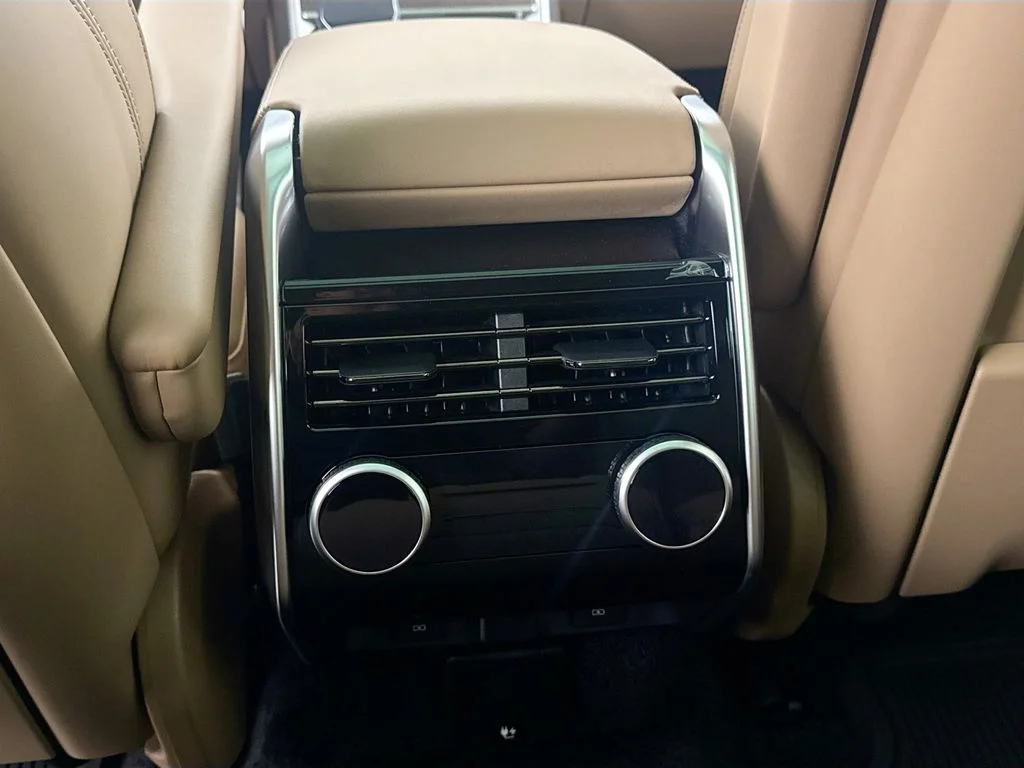 New 2026 Eiger Grey Land Rover SE image 26