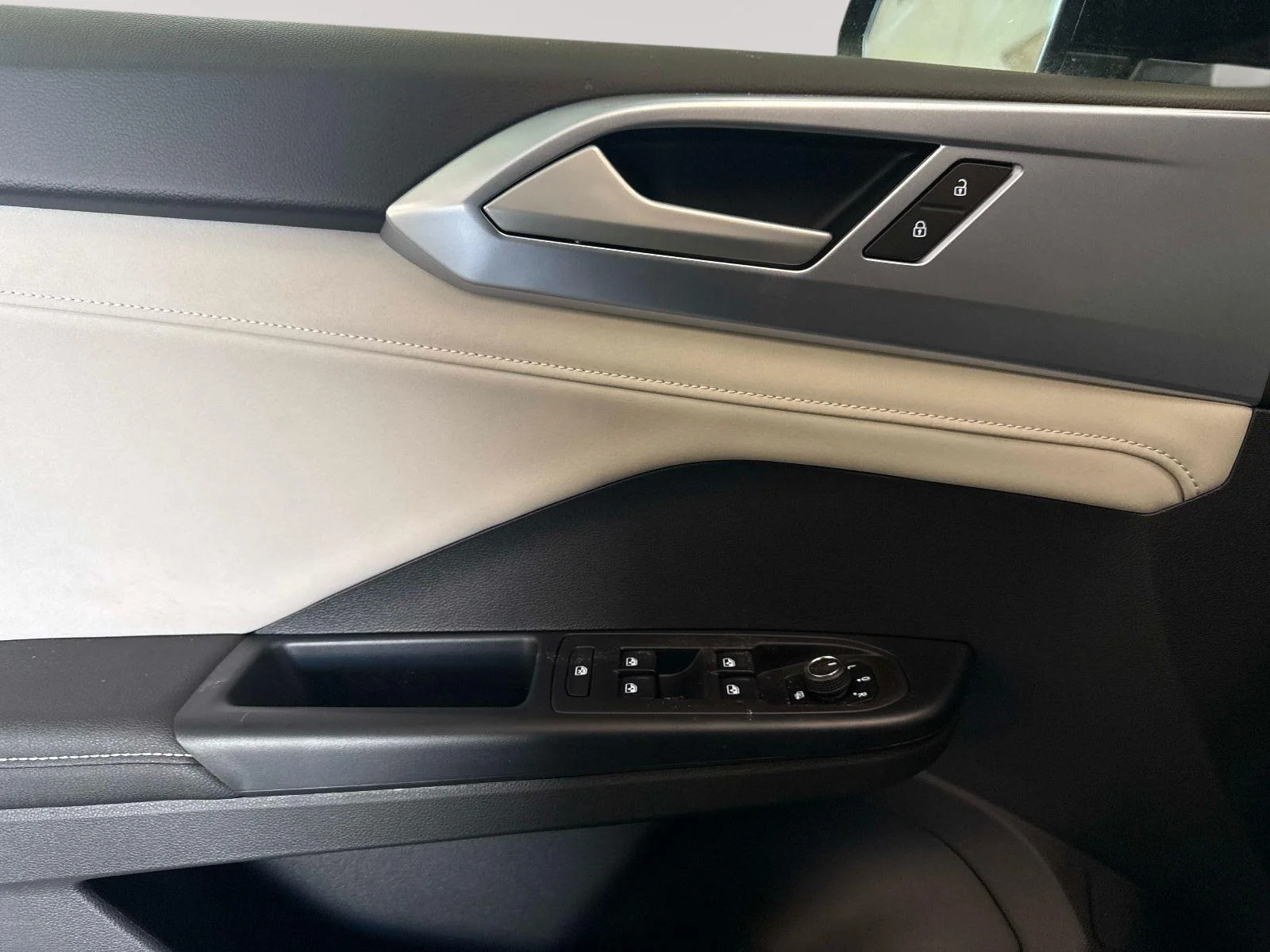 New 2026 Deep Black Pearl Volkswagen SE image 20