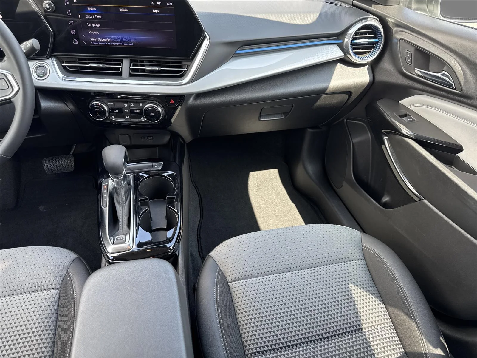 Used 2025 Summit White Chevrolet LT image 16