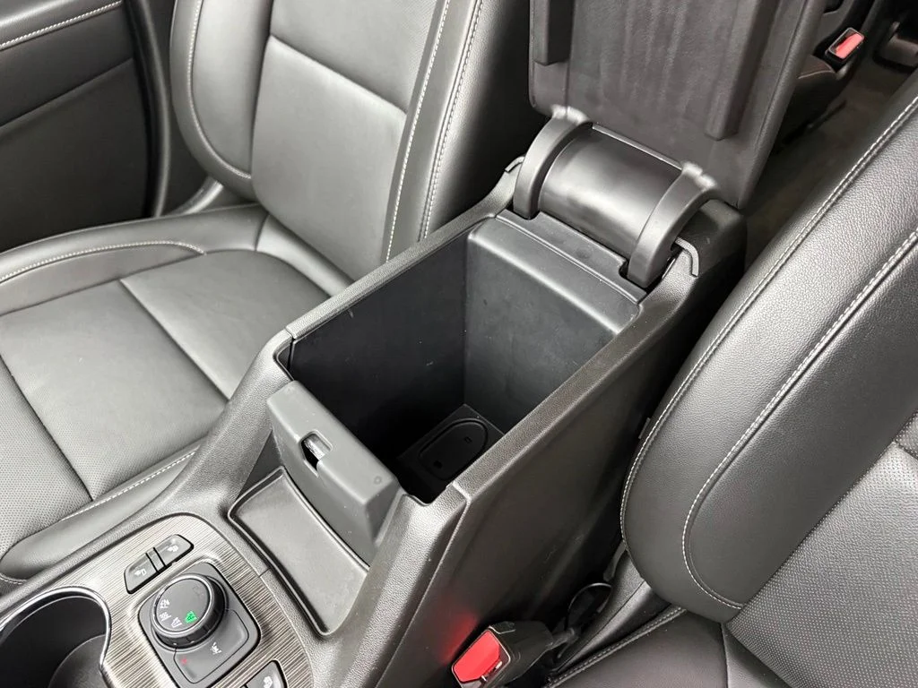 Used 2023 White GMC SLT image 26