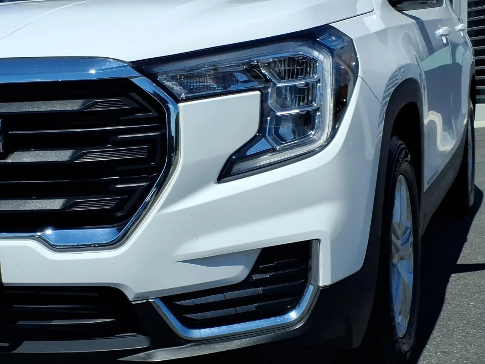 Used 2024 Summit White GMC SLE image 14