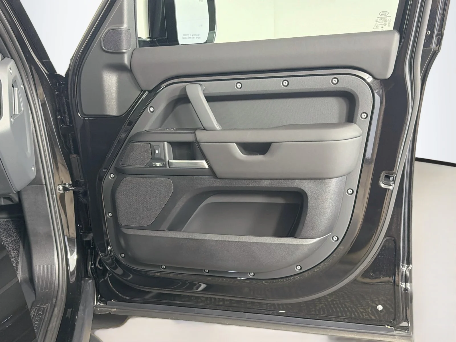 New 2026 Santorini Black Land Rover X-Dynamic SE image 32