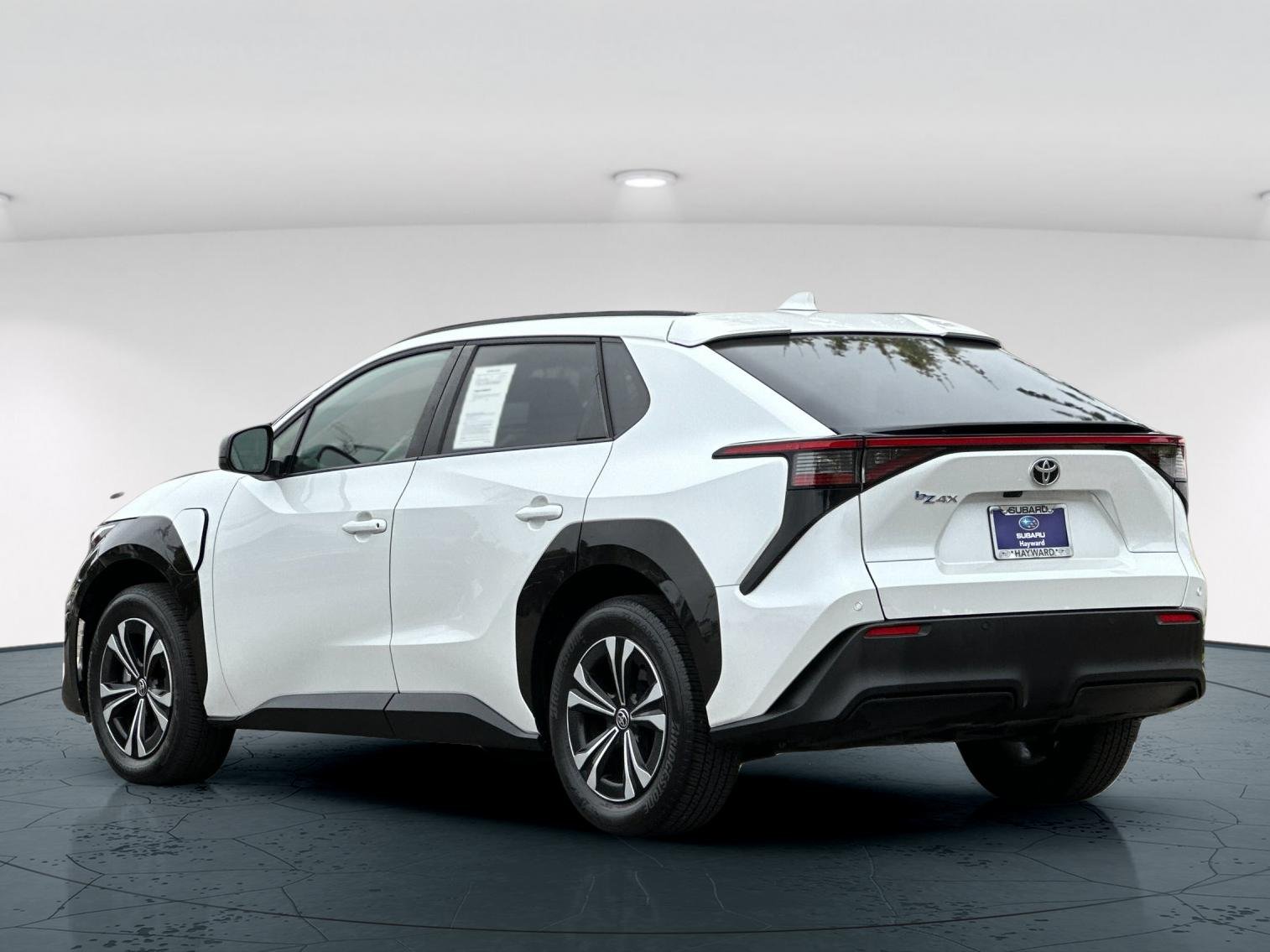 Used 2023 Pearl Toyota XLE 4D Sport Utility image 4