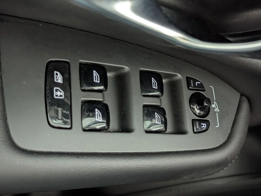 Used 2023 Black Volvo B6 Plus 7-Seater image 49