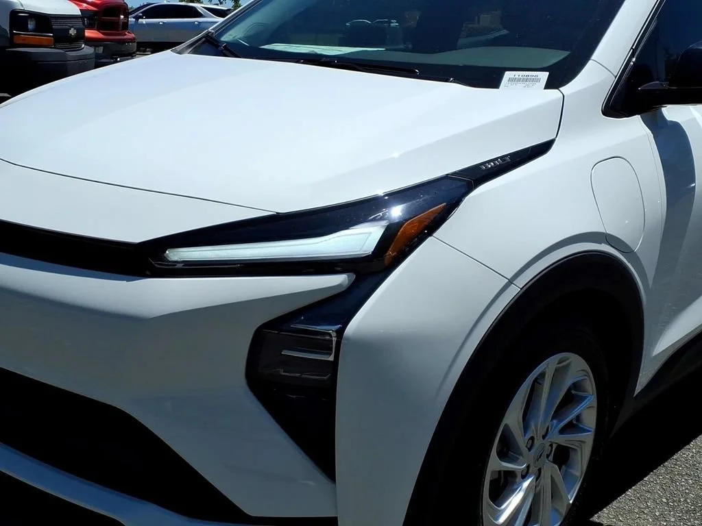 New 2027 Summit White Chevrolet LT image 26