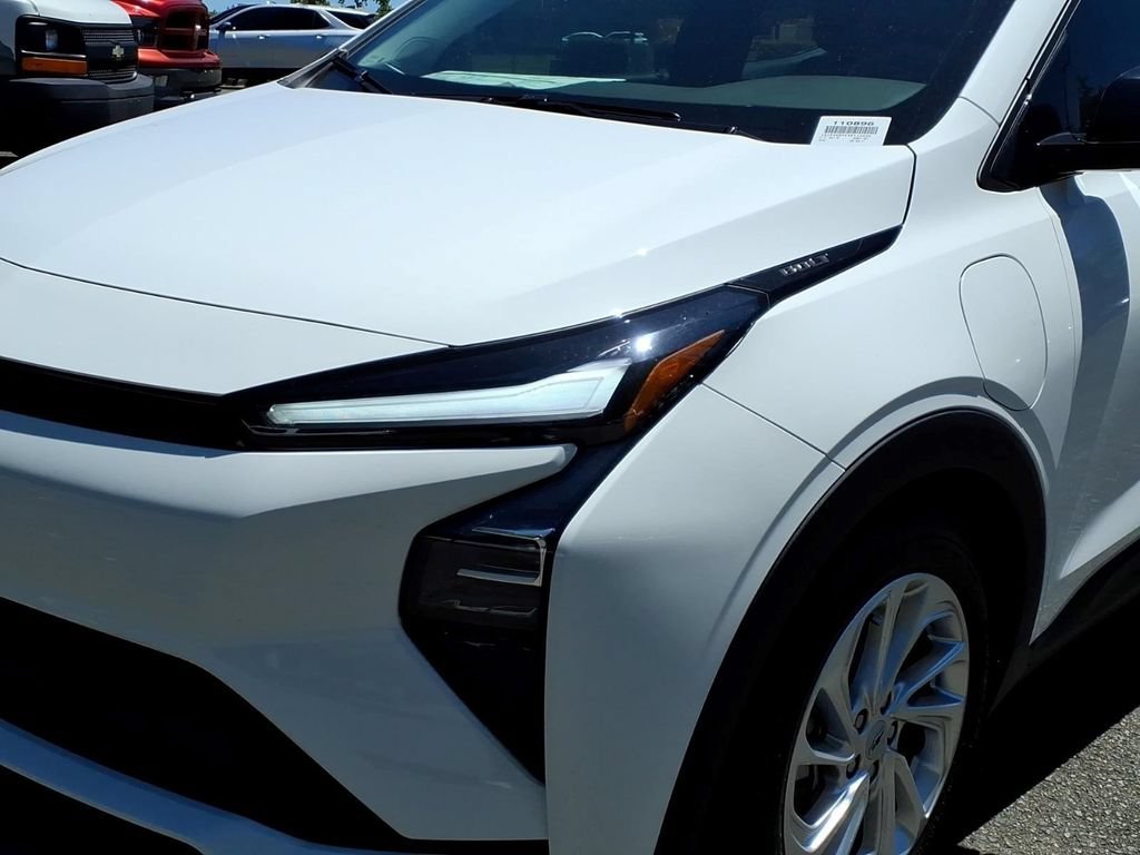 New 2027 Summit White Chevrolet LT image 26