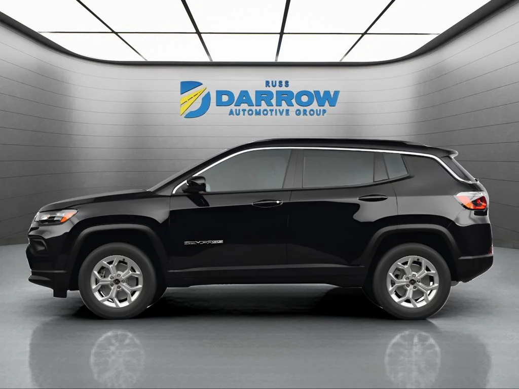 New 2026 Diamond Black Crystal Pearl-Coat Exterior Paint Jeep Latitude image 2
