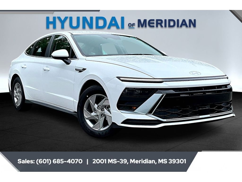Used 2025 Serenity White Hyundai SE image 1