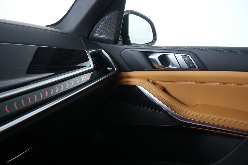 New 2026 Carbon Black Metallic BMW xDrive50e image 26