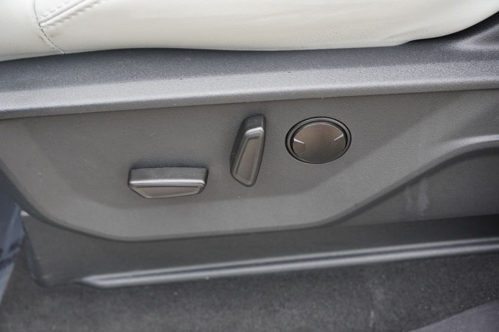 Used 2025 Silver Metallic Ford Platinum image 28