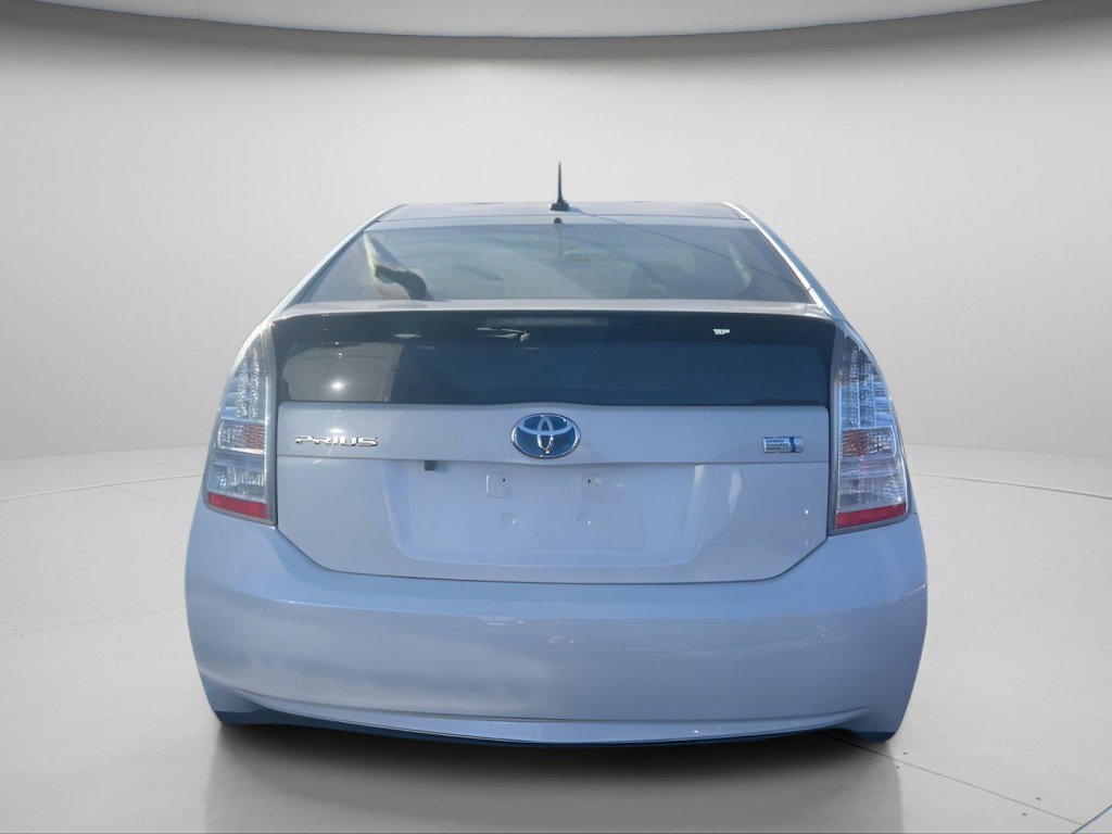 Used 2010 White Toyota V image 5