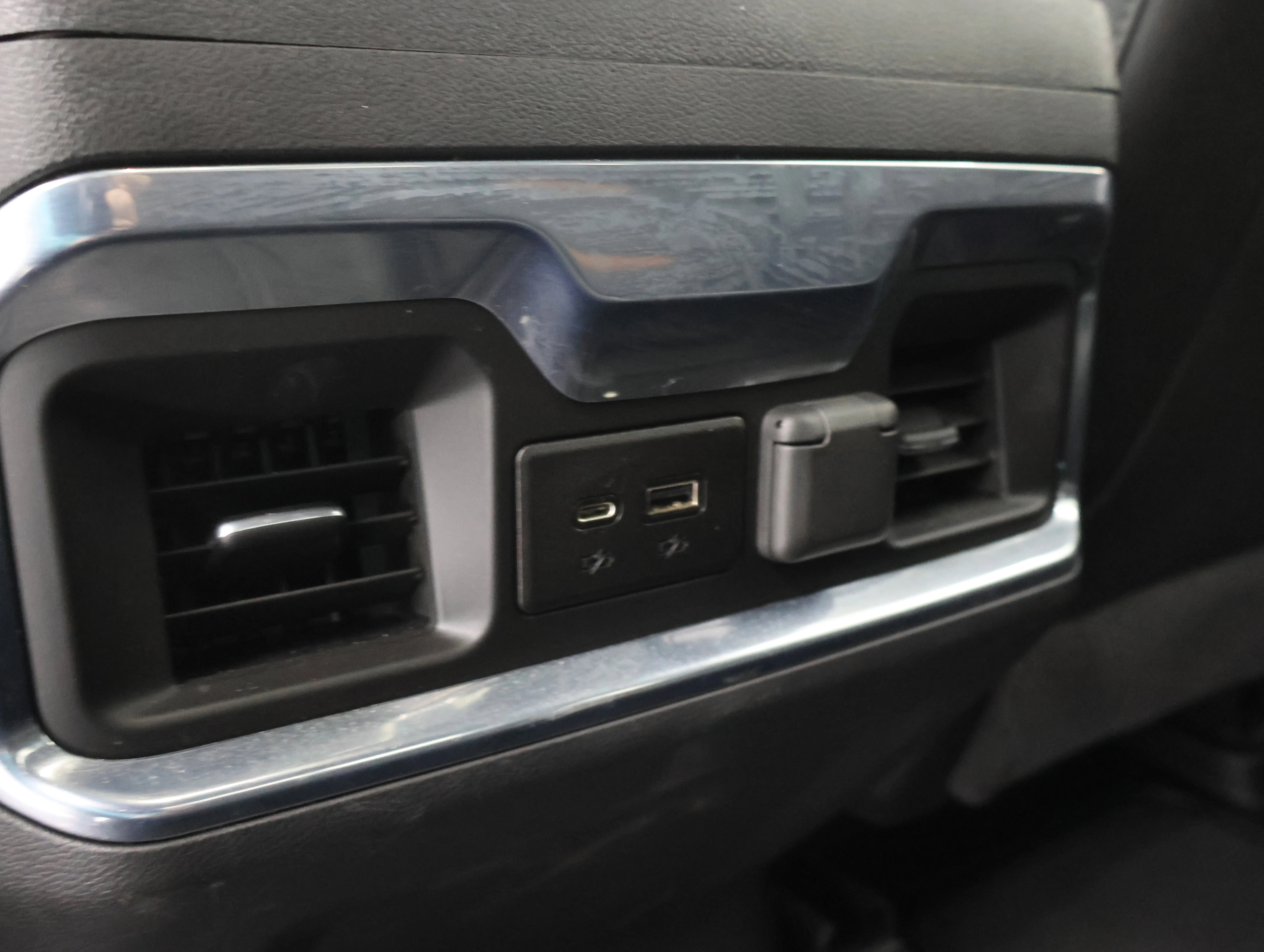 Used 2022 Summit White GMC AT4 image 36