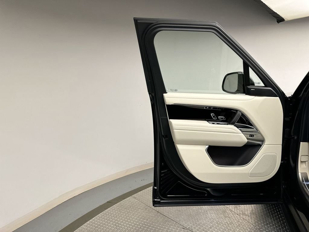 Used 2025  Land Rover SE image 14