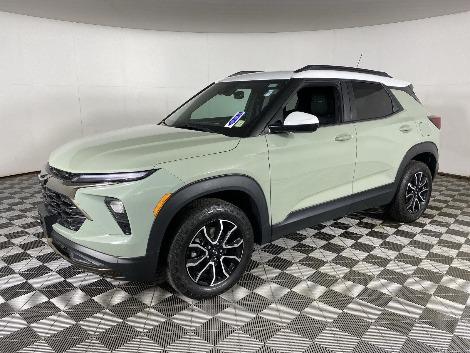 Used 2024 Cacti Green Chevrolet ACTIV image 3