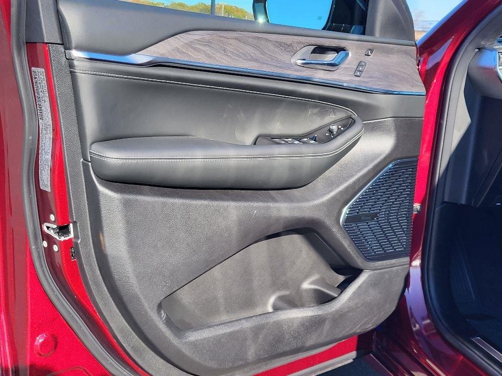 New 2024 Velvet Red Pearl-Coat Exterior Paint Jeep Overland image 4
