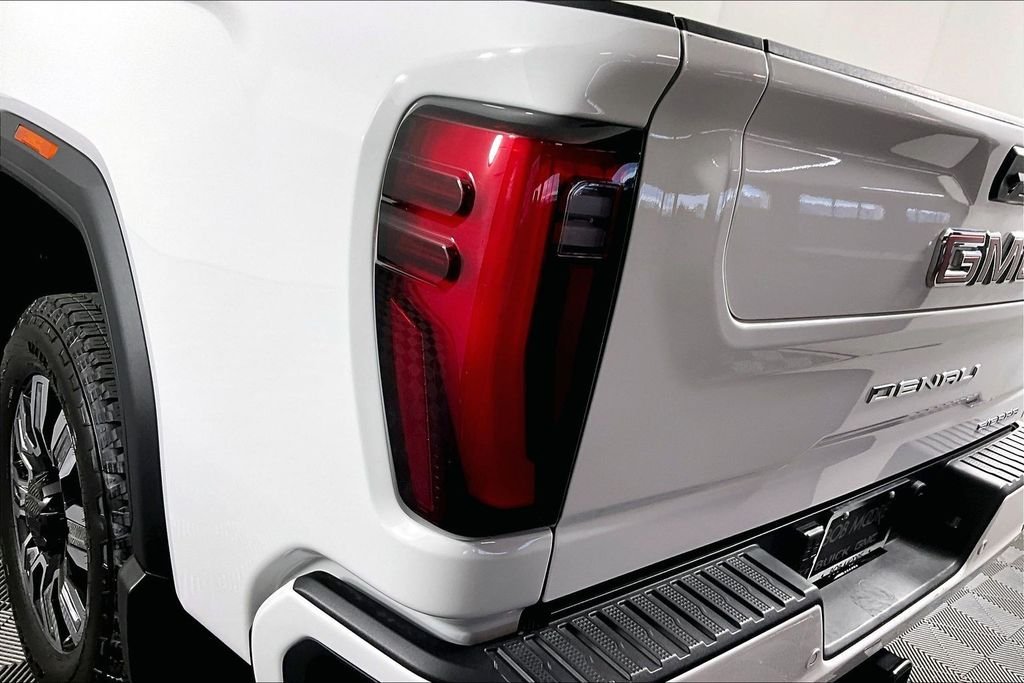 Used 2025 White GMC Denali image 23