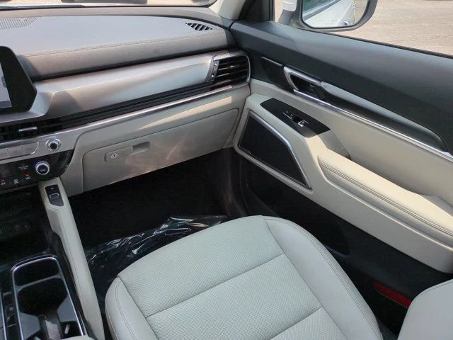 Certified Used 2025 White Kia S image 17