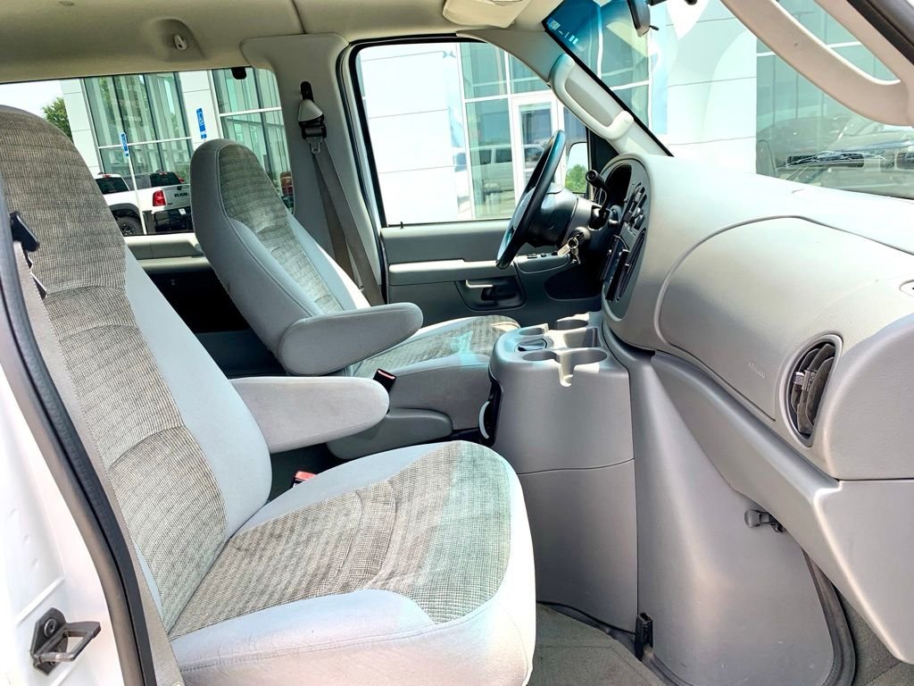 Used 2003 White Ford  image 35
